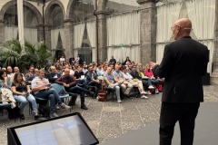 Ivano-parla-al-pubblico