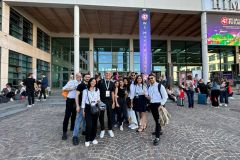 Foto di gruppo all'ingresso