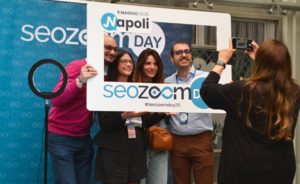 SEOZoom Day 2025 a Napoli: partecipanti si scattano foto al photoboot