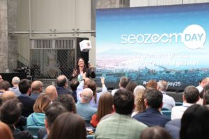 SEOZoom Day 2025 a Napoli: microfono in area per raggiungere il pubblico