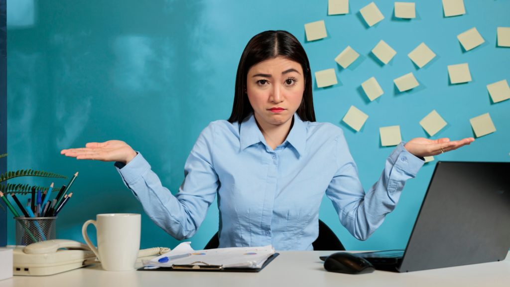 Costruisci un workflow SEO strutturato che trasformi il monitoraggio in decisioni strategiche, integrando organico tradizionale e superfici AI.