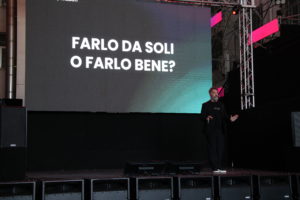 Salvatore Russo dal palco dell'ex Base Nato di Napoli per SEOxAI
