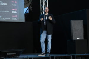 Giuseppe Liguori dal palco dell'ex Base Nato di Napoli per SEOxAI